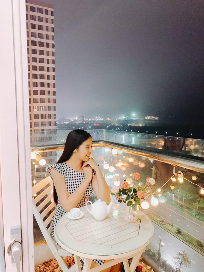 Buổi tối, cô hóng mát và uống tách trà nóng. Buổi tối, cô hóng mát và uống tách trà nóng.