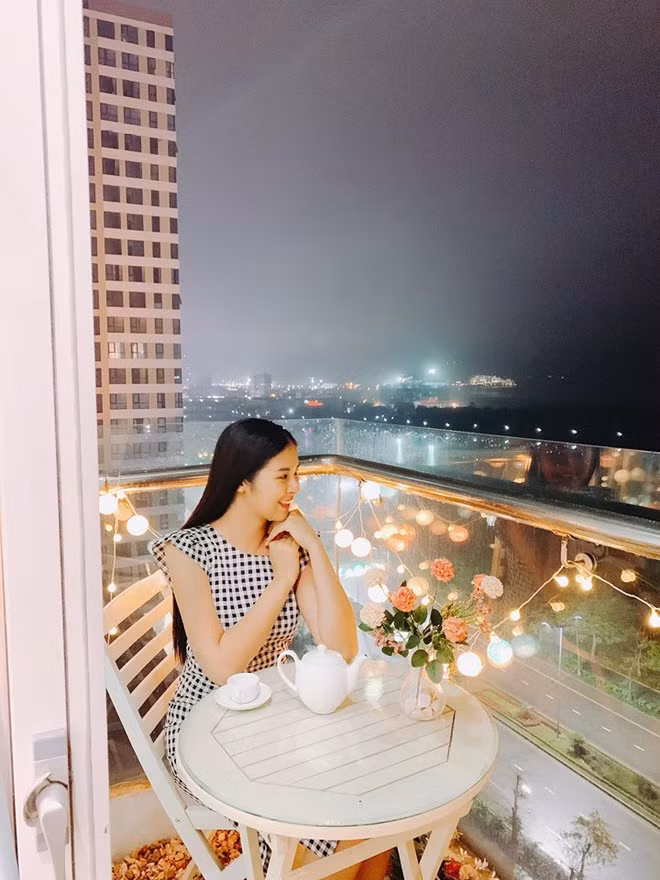 Buổi tối, cô hóng mát và uống tách trà nóng.