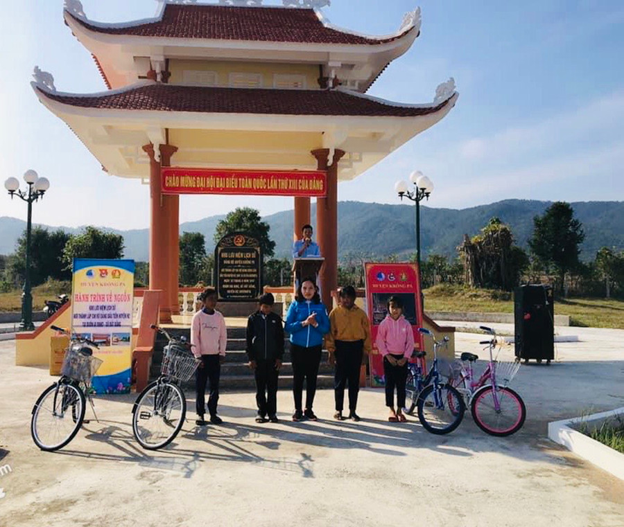 Huyện Đoàn Krông Pa tổ chức hành trình về nguồn, tham quan khu lưu niệm lịch sử, nơi thành lập Chi bộ Đảng Cộng sản đầu tiên huyện H2 (tiền thân của Đảng bộ huyện Krông Pa). Ảnh: Phan Lài 1 Huyện Đoàn Krông Pa tổ chức hành trình về nguồn, tham quan khu lưu niệm lịch sử, nơi thành lập Chi bộ Đảng Cộng sản đầu tiên huyện H2. Ảnh PL