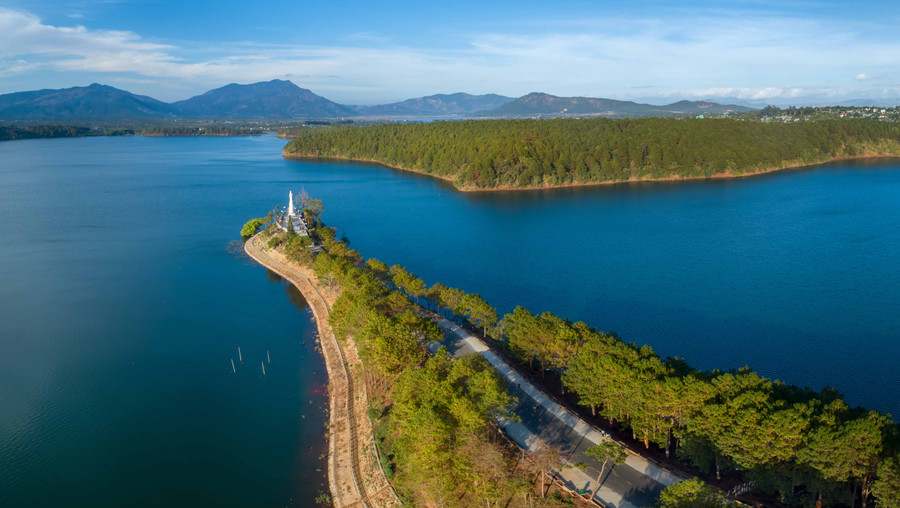 Danh thắng Biển Hồ. Ảnh: Phan Nguyên