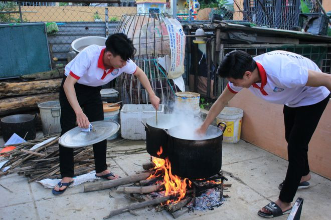 Các bạn trẻ tự tay nấu cháo dành tặng bệnh nhân nghèo. Ảnh: NY LƯƠNG