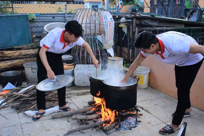 Các bạn trẻ tự tay nấu cháo dành tặng bệnh nhân nghèo. Ảnh: NY LƯƠNG