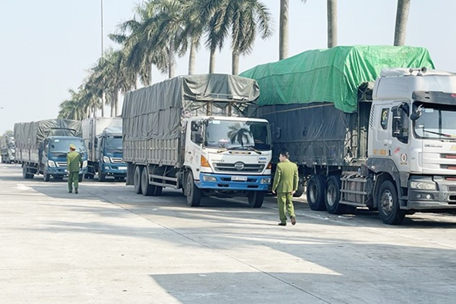 Công an tỉnh Hải Dương phát hiện đường dây buôn bán, vận chuyển hàng nhập lậu với số lượng lớn về Hà Nội tiêu thụ. Ảnh Công an tỉnh Hải Dương