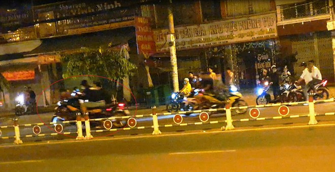 Một “quái xế” bốc đầu khi chạy với tốc độ chóng mặt trên đường phố TP.HCM lúc rạng sáng