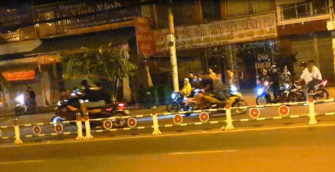 Một “quái xế” bốc đầu khi chạy với tốc độ chóng mặt trên đường phố TP.HCM lúc rạng sáng