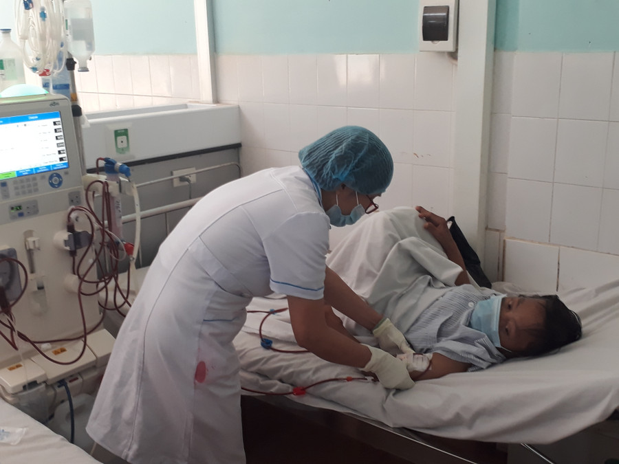 Kỹ thuật viên Phòng Chạy thận nhân tạo chăm sóc anh Nguyễn Hoài Nam (xã Kdang, huyện Đak Đoa). Ảnh: Lam Nguyên