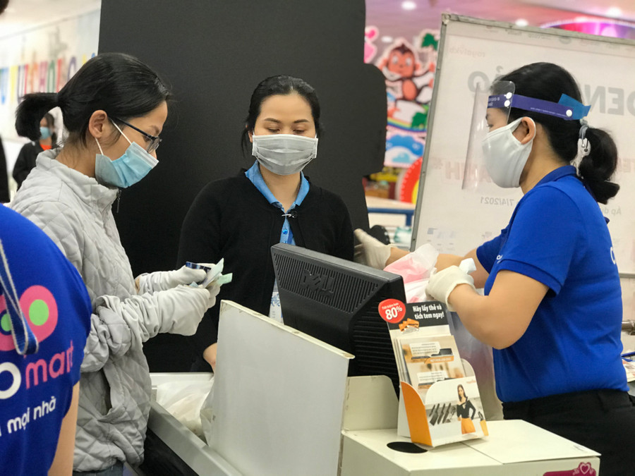 3. Theo bà Nguyễn Thị Diệu Trinh-Tổ trưởng Tổ Dịch vụ và Marketing Siêu thị Co.op Mart Pleiku, ngay từ chiều hôm qua khi nhận được công điện khẩn về công tác phòng chống dịch Covid-19, siêu thị đã bắt đầu kích hoạt lại các biện pháp phòng chống dịch như sát khuẩn toàn bộ khu vực siêu thị, nhân viên phải đeo kính chắn giọt bắn, đo thân nhiệt và sát khuẩn tay cho khách hàng khi vào mua sắm.