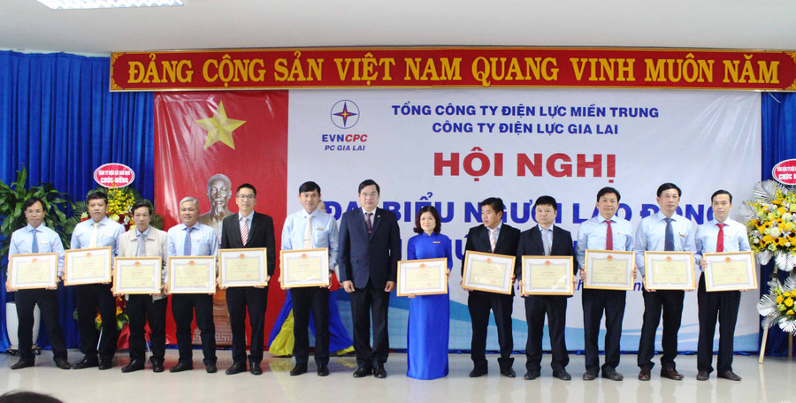 Ông Nguyễn Thành – PTGĐ EVNCPC Bằng khen của EVNCPC cho các tập thể, cá nhân hoàn thành xuất sắc nhiệm vụ năm 2020.