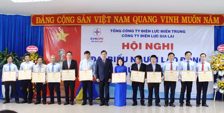 Ông Nguyễn Thành – PTGĐ EVNCPC Bằng khen của EVNCPC cho các tập thể, cá nhân hoàn thành xuất sắc nhiệm vụ năm 2020.
