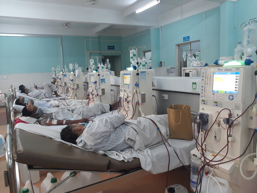 Các bệnh nhân đang điều trị tại Phòng Chạy thận nhân tạo (Khoa Hồi sức tích cực-Chống độc, Bệnh viện Đa khoa tỉnh). Ảnh: Lam Nguyên