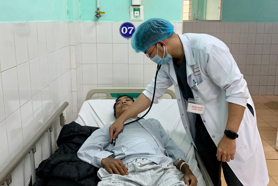 Bác sĩ thăm khám cho bệnh nhân tại Khoa Tim mạch (Bệnh viện Đa khoa tỉnh). Ảnh: Như Nguyện