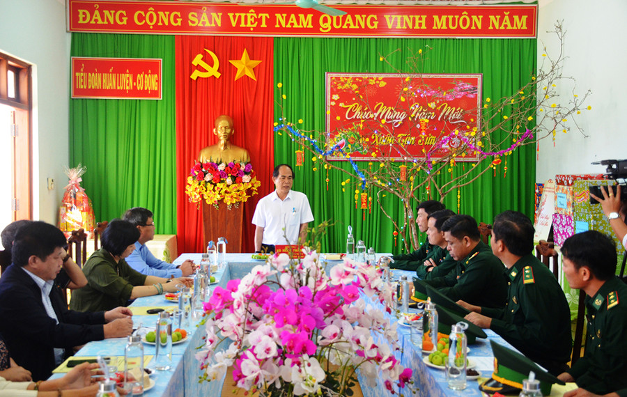 Chủ tịch UBND tỉnh căn dặn các cán bộ chiến sĩ Tiểu đoàn Huấn luyện Cơ động, Bộ Chỉ huy Bộ đội Biên phòng tỉnh. Ảnh: Vĩnh Hoàng