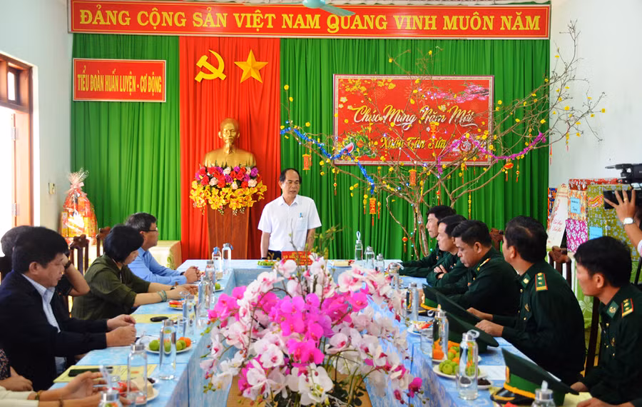 Chủ tịch UBND tỉnh căn dặn các cán bộ chiến sĩ Tiểu đoàn Huấn luyện Cơ động, Bộ Chỉ huy Bộ đội Biên phòng tỉnh. Ảnh: Vĩnh Hoàng