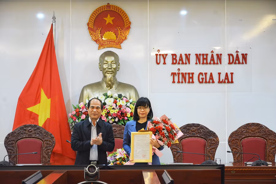 Chủ tịch UBND tỉnh trao Quyết định phê chuẩn kết quả bầu chức danh Phó Chủ tịch UBND tỉnh nhiệm kỳ 2016-2021 cho bà Nguyễn Thị Thanh Lịch. Ảnh: Phương Linh