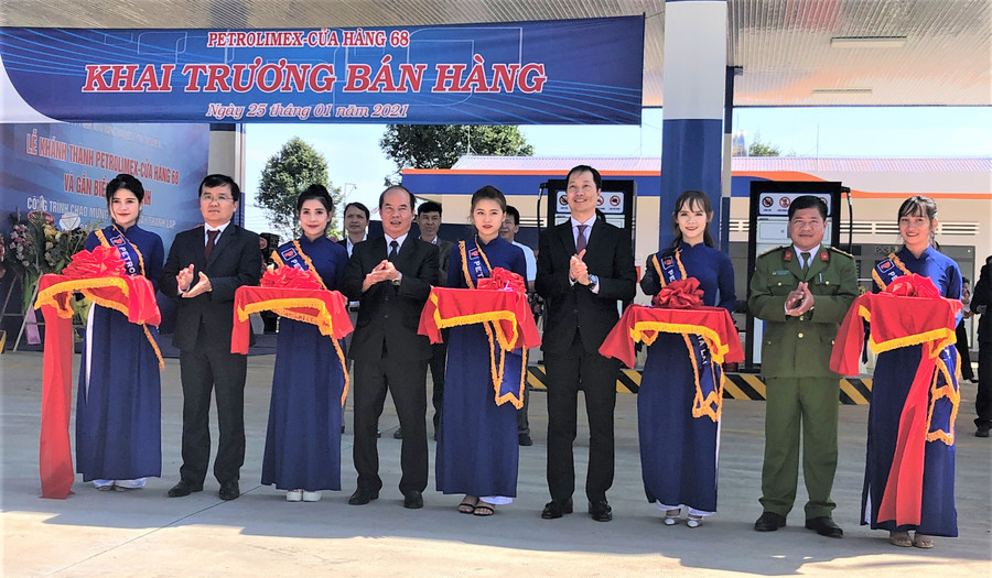 Cắt băng khánh thành câu xăng dầu số 68 tại xã Ia Tiên, huyện Chư Sê. Ảnh. Hà Tây 