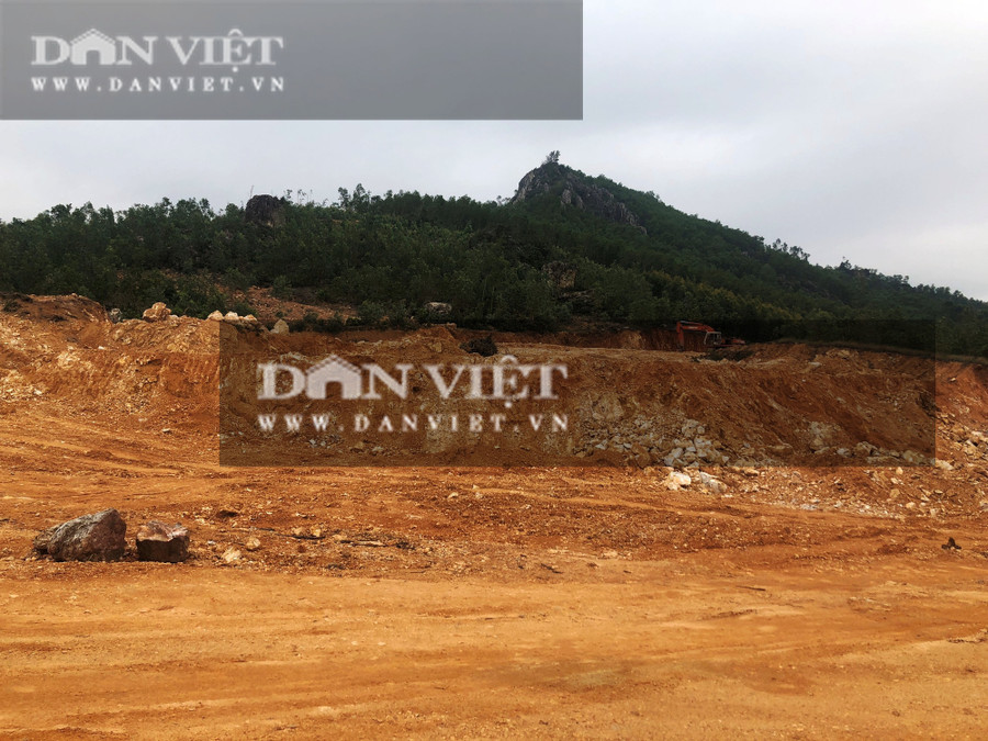 Công ty Thịnh Hưng khai thác đất ở khu vực núi Bằng Đầu về thi công Công trình hạ tầng kỹ thuật khu dân cư xã Mỹ Hiệp - giai đoạn 2. Ảnh: Dũ Tuấn.