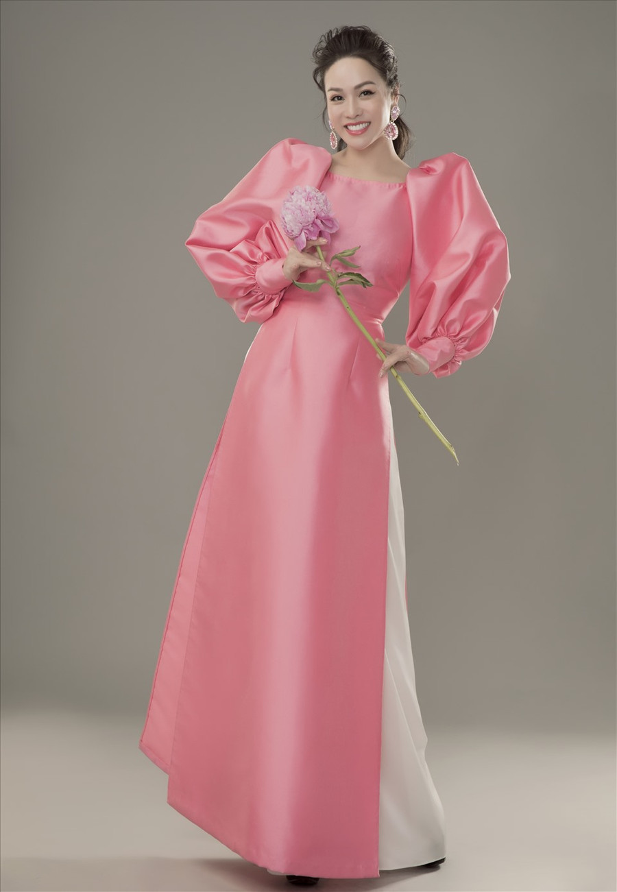 Nhờ kết thân với kiểu tóc huyền thoại này mà gương mặt của nữ diễn viên trông không chỉ nhỏ nhắn thon gọn mà còn xinh đẹp trẻ trung hơn.