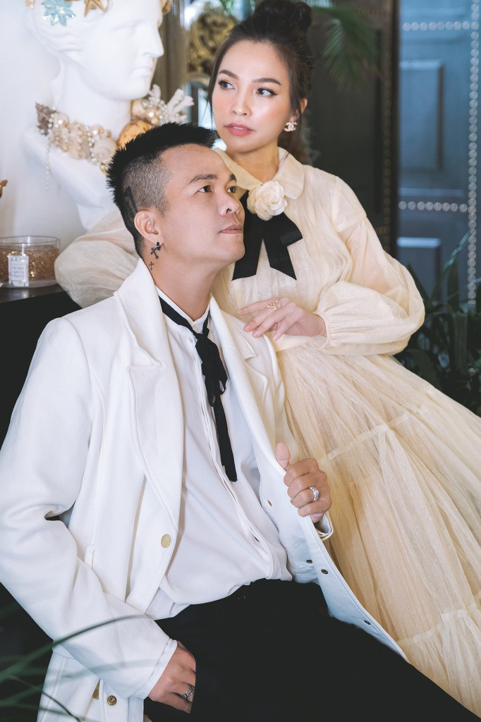 Trong bộ ảnh mới, Hiền Thục gây ấn tượng với vẻ đẹp nữ tính, gương mặt đậm nét u buồn.