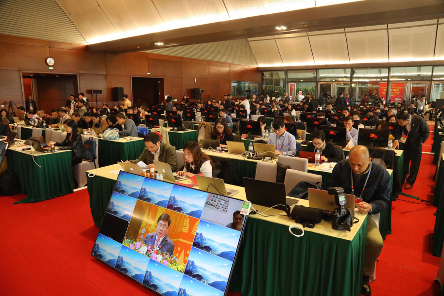 Phóng viên theo dõi và đưa tin về phiên thảo luận Đại hội tại Trung tâm Báo chí. Phóng viên đang theo dõi và đưa tin về phiên thảo luận Đại hội tại Trung tâm báo chí-hình 3