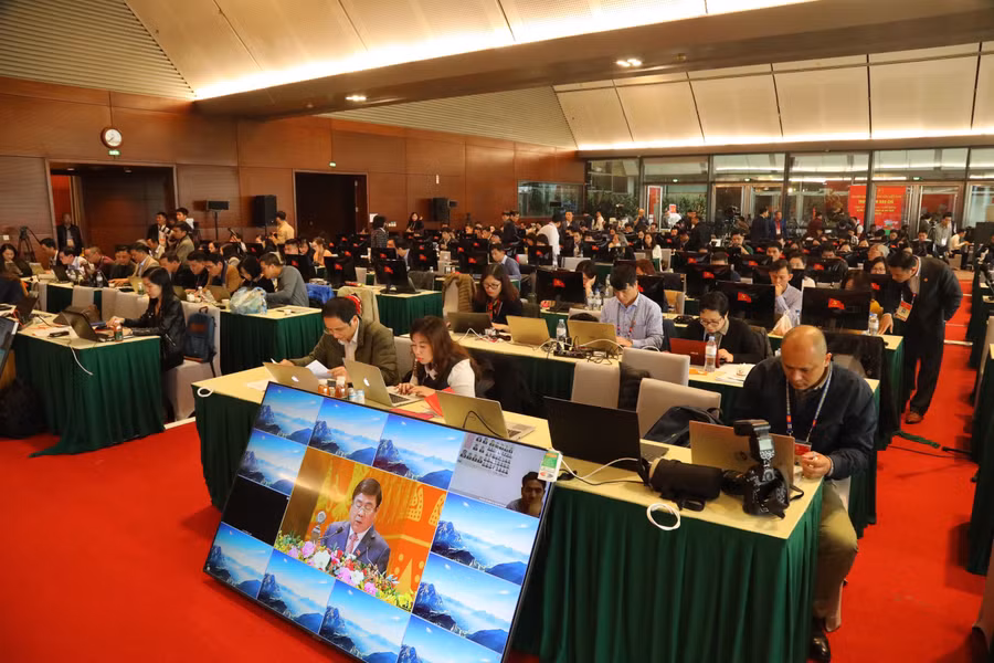 Phóng viên đang theo dõi và đưa tin về phiên thảo luận Đại hội tại Trung tâm báo chí-hình 3