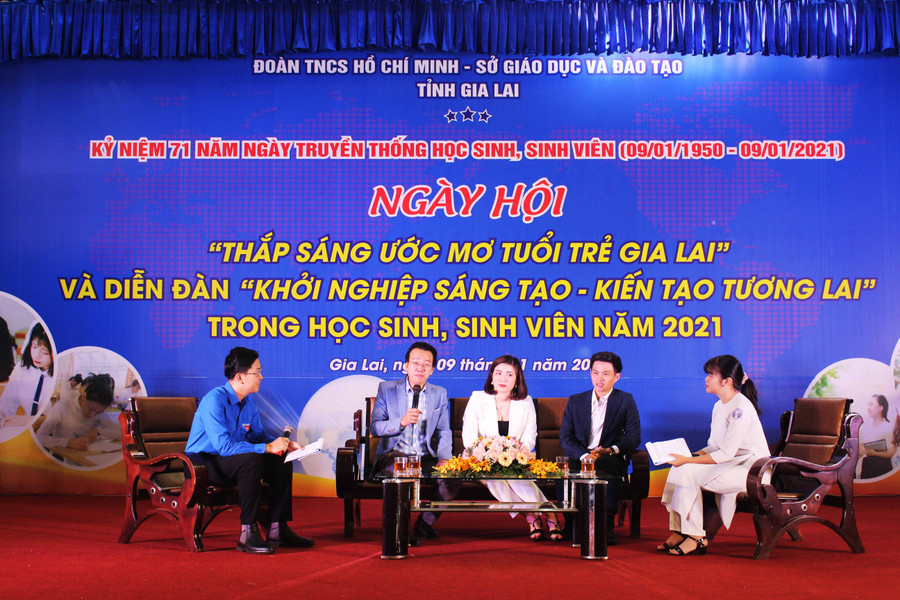 Các diễn giả, doanh nhân chia sẻ kỹ năng, kinh nghiệm khởi nghiệp thành công cho học sinh tại chương trình do Tỉnh Đoàn tổ chức. Ảnh P.L 