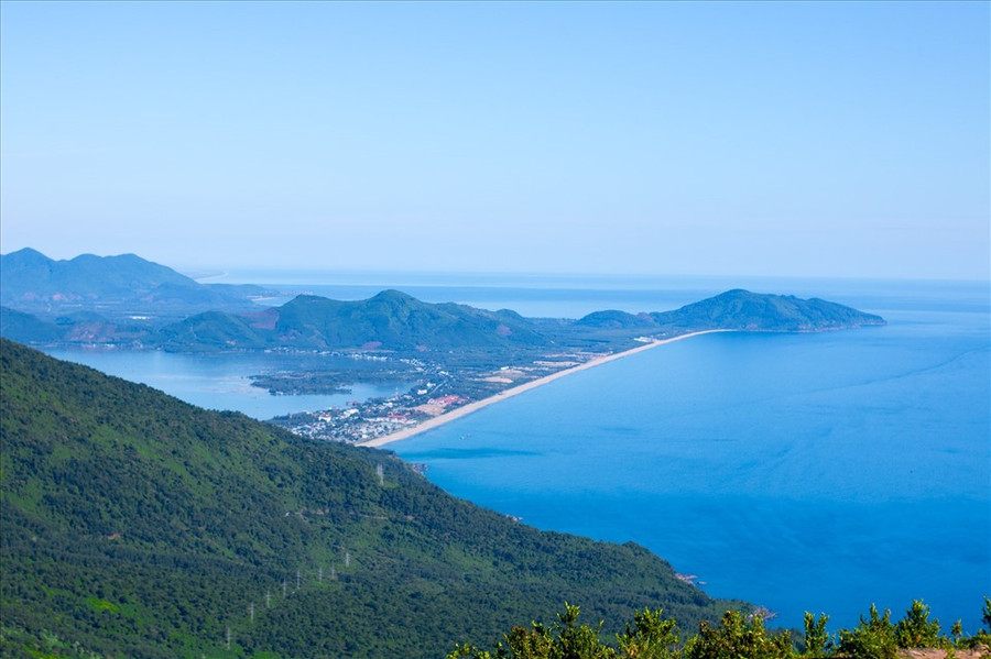 Bán đảo Sơn Trà nhìn từ đèo Hải Vân. Ảnh: Đ.D