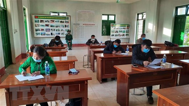 Các đối tượng viết tường trình tại cơ quan công an. (Ảnh: TTXVN phát)