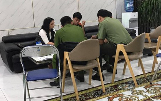 Công an làm việc với người tự xưng phóng viên. Ảnh công an cung cấp Công an làm việc với người tự xưng phóng viên. Ảnh công an cung cấp