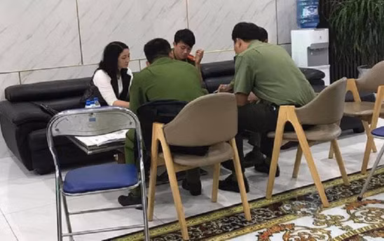  Công an làm việc với người tự xưng phóng viên. Ảnh công an cung cấp