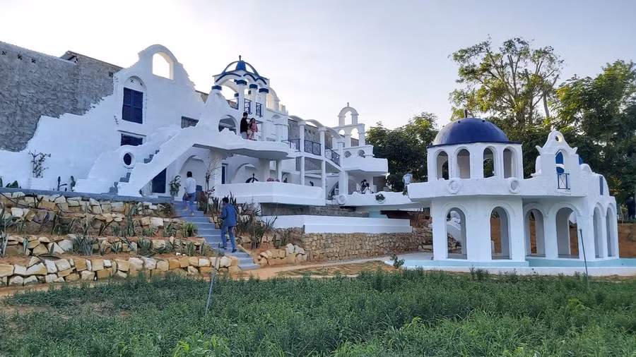  Kiến trúc mang dáng dấp của hòn đảo Santorini - ẢNH: HOÀNG TRUNG