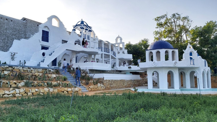  Kiến trúc mang dáng dấp của hòn đảo Santorini - ẢNH: HOÀNG TRUNG