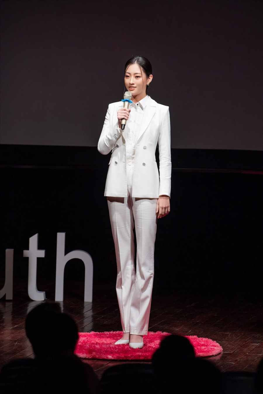 Hoa hậu Lương Thùy Linh chia sẻ bằng tiếng Anh: