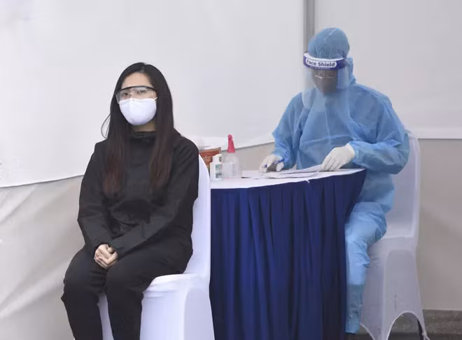 Lực lượng y tế của thành phố Hà Nội tiến hành xét nghiệm nhanh Covid-19 cho người dân. (Ảnh minh họa: Thành An)