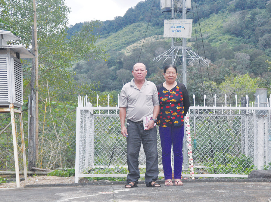 Vợ chồng ông Lê Minh Điếu bên điểm đo mưa ở Trạm KTTV Krong. Ảnh: Nguyễn Tú Vợ chồng ông Lê Minh Điếu bên điểm đo mưa ở Trạm KTTV Krong. Ảnh: Nguyễn Tú