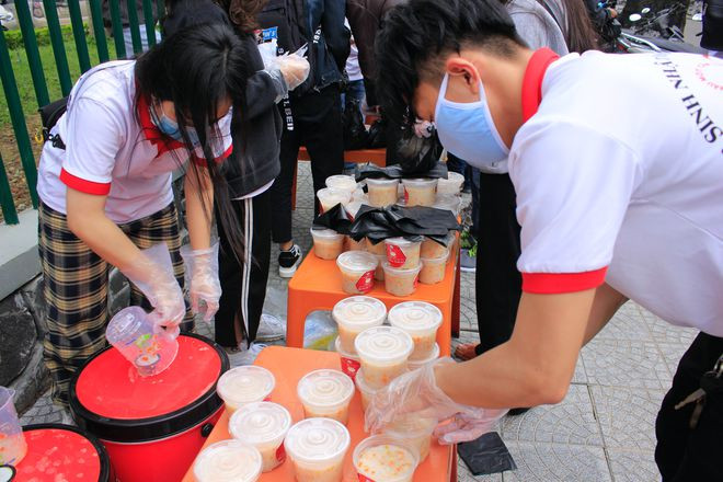 Những phần cháo nóng được cho vào hộp để phát cho bệnh nhân nghèo. Ảnh: NY LƯƠNG