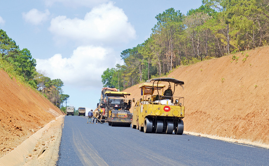  Đơn vị thi công tiến hành thảm bê tông nhựa đường Hồ Chí Minh-đoạn tuyến tránh đô thị Pleiku. Ảnh: Lê Hòa