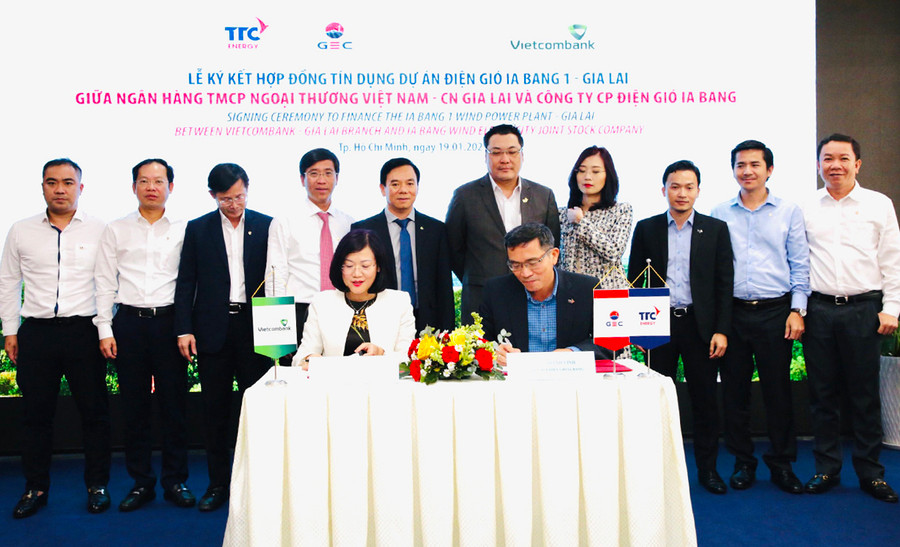Bà Đỗ Thị Việt Hằng-Giám đốc Vietcombank Gia Lai ký kết hợp đồng tài trợ tín dụng với ông Lê Thanh Vinh-Giám đốc Công ty cổ phần Điện gió Ia Bang. Ảnh: Sơn Ca Bà Đỗ Thị Việt Hằng-Giám đốc Vietcombank Gia Lai ký kết hợp đồng tài trợ tín dụng với ông Lê Thanh Vinh-Giám đốc Công ty cổ phần Điện gió Ia Bang. Ảnh: Sơn Ca