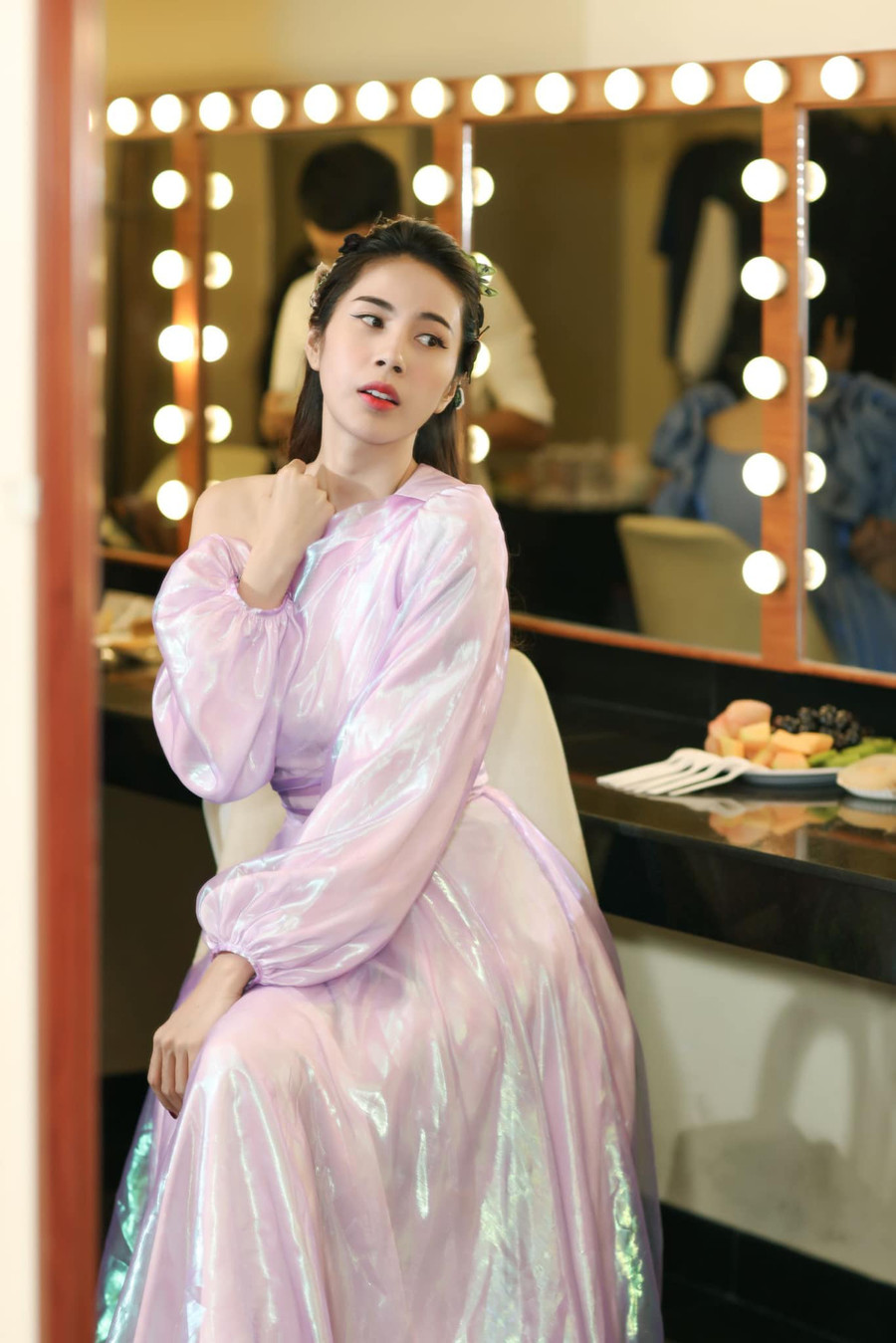 Bà xã của Công Vinh diện bộ váy được thiết kế lệch vai, tay bồng nữ tính.