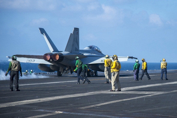  Chiến đấu cơ F/A-18F Super Hornet cất cánh từ tàu sân bay USS Theodore Roosevelt ở biển Đông ngày 23-1. Ảnh: Hải quân Mỹ