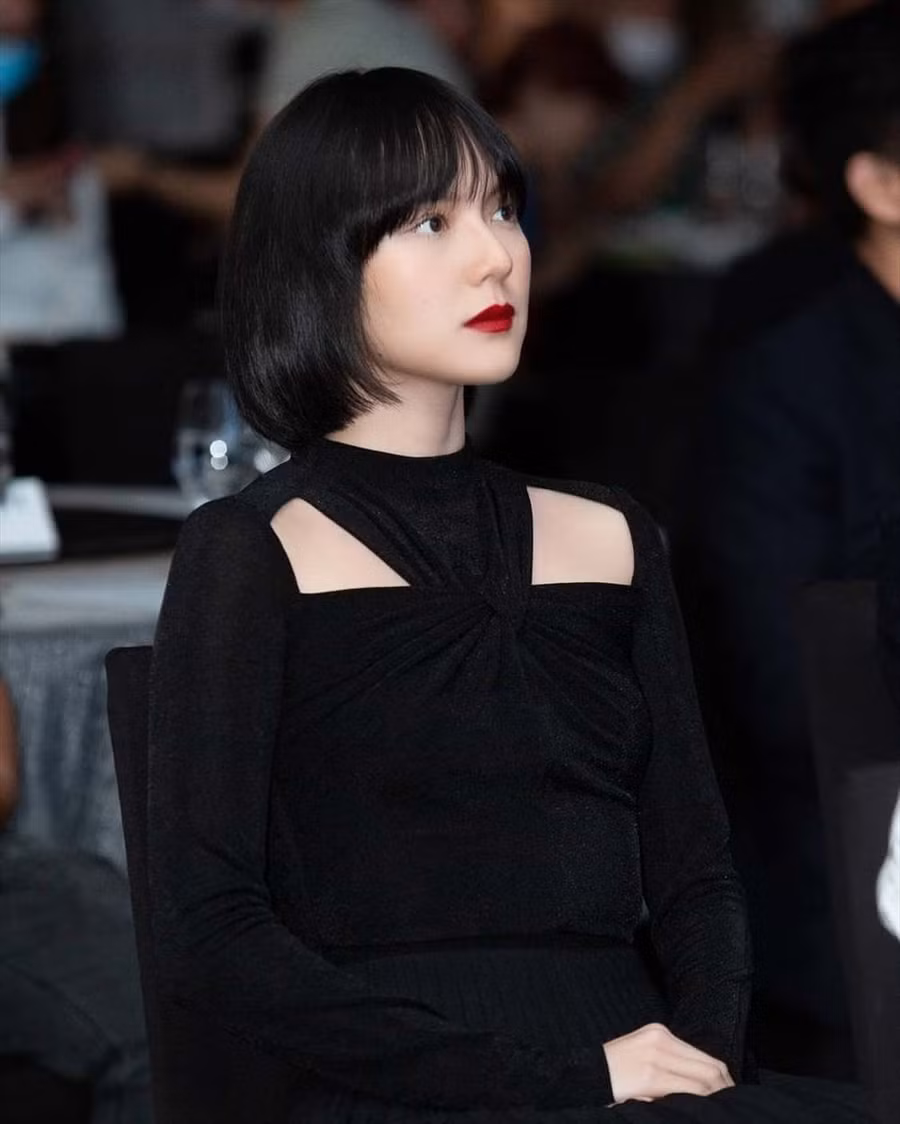 Thần thái sang chảnh của Hải Tú trong buổi họp báo ra mắt truyện tranh “Lạc Trôi”. Tuy nhiên, nhan sắc đời thường của cô vẫn gây ra nhiều tranh cãi khi thường xuyên lộ những góc chết. Ảnh: CMH.