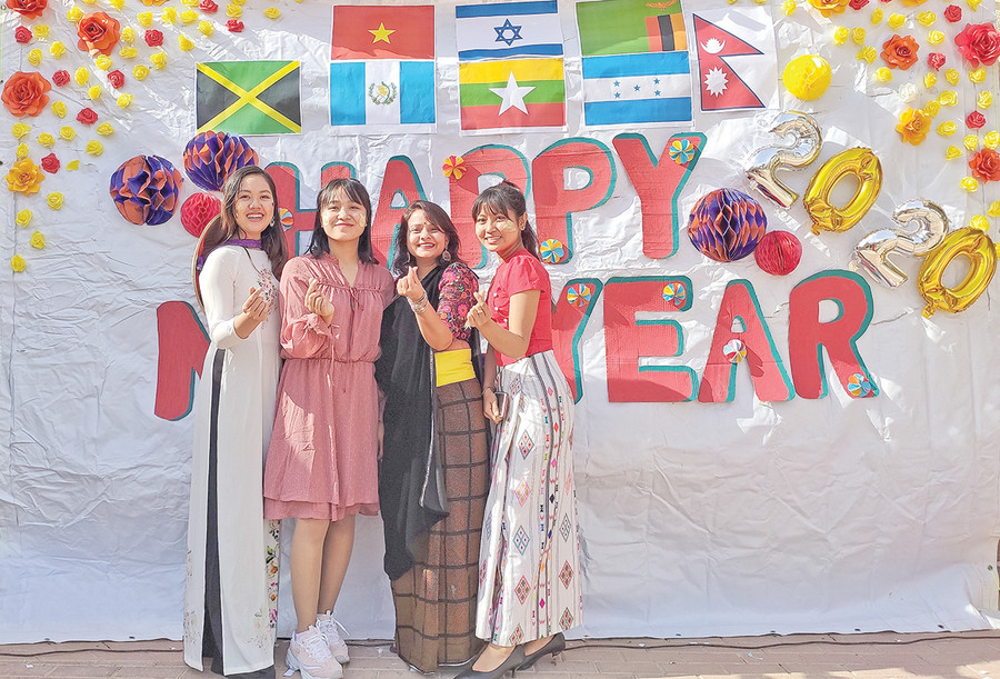 Trần Thị Thúy An mặc áo dài, đội nón lá giới thiệu truyền thống văn hóa Việt Nam với bạn bè quốc tế tại Israel (ảnh nhân vật cung cấp). Trần Thị Thúy An mặc áo dài, đội nón lá giới thiệu truyền thống văn hóa Việt Nam với bạn bè quốc tế tại Israel (ảnh nhân vật cung cấp).