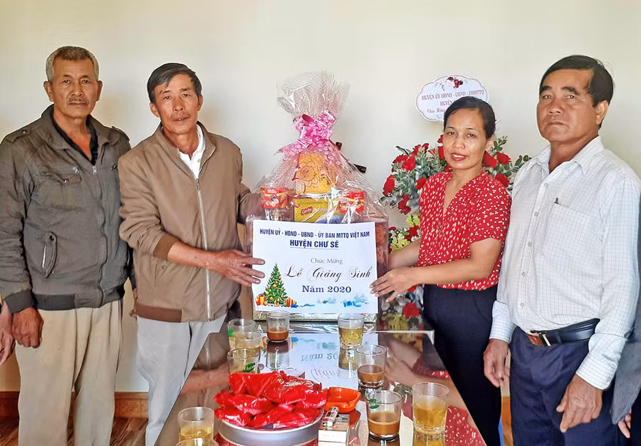 Đồng chí Rmah H'Bé Nét (thứ 2 từ phải sang) vừa được bầu giữ chức Phó Bí thư Thường trực Huyện ủy Chư Sê nhiệm kỳ 2020-2025. Ảnh: Hoàng Viên