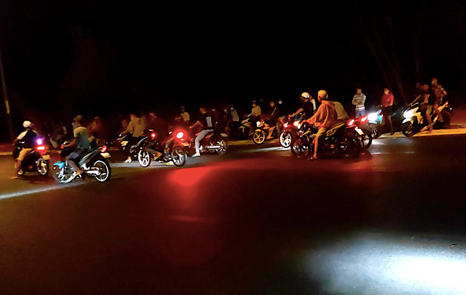 Các “quái xế” chuẩn bị đua xe trên QL51 ẢNH: NGUYỄN LONG