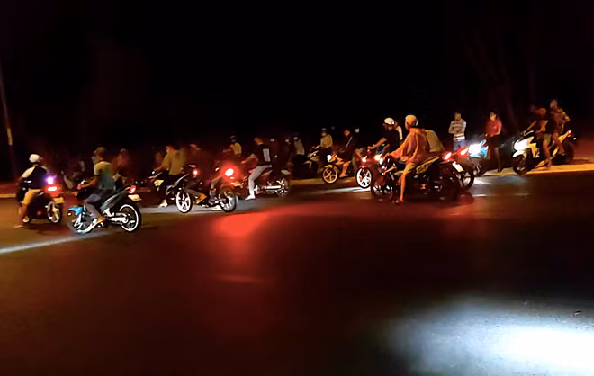 Các “quái xế” chuẩn bị đua xe trên QL51 ẢNH: NGUYỄN LONG