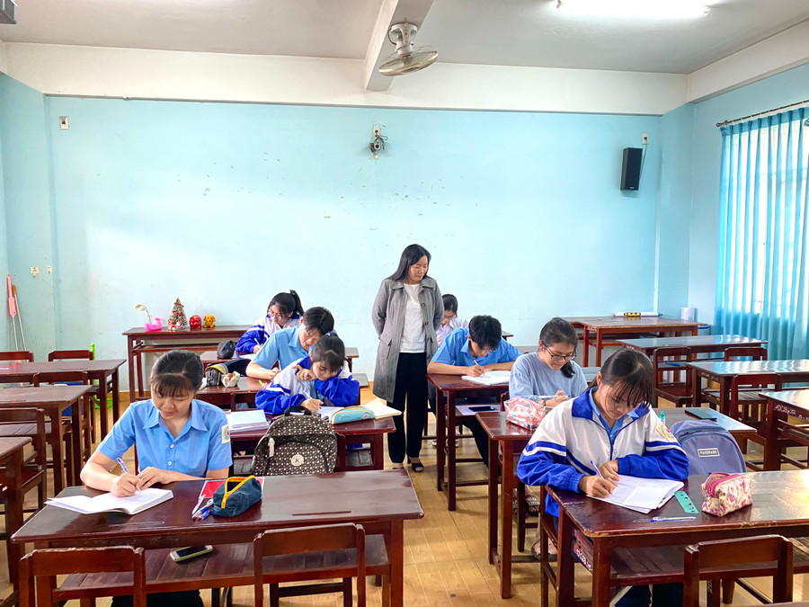 Để đạt được kết quả cao, Tuấn Anh cùng các bạn luôn nỗ lực ôn luyện trong các giờ bồi dưỡng học sinh giỏi. Ảnh: Mộc Trà