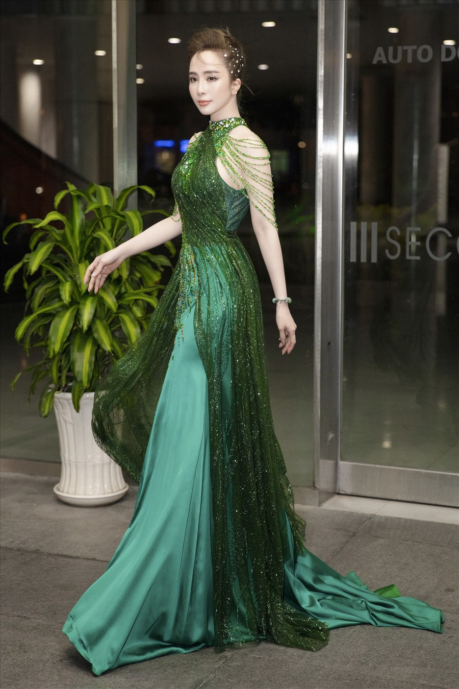 Điểm nhấn của thiết kế là được đính kết hàng ngàn viên đá pha lê công phu, tỉ mỉ giúp nữ diễn viên như toả hào quang trong mỗi bước đi duyên dáng, kiêu sa. Ảnh: Tiên Nguyễn