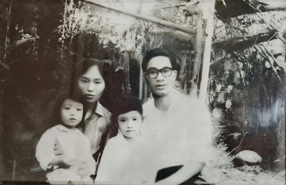 Cha mẹ tôi bên anh chị tôi Cha mẹ tôi bên anh chị tôi