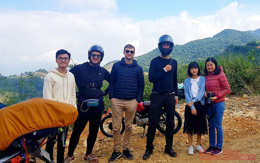  Ba du khách đứng giữa đến từ Pháp đã tham quan Sa Mù.