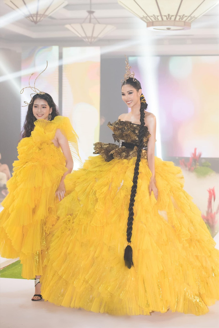 Á hậu Hoàn vũ Hoàng Thùy nổi bật với bộ váy tông vàng rực rỡ.