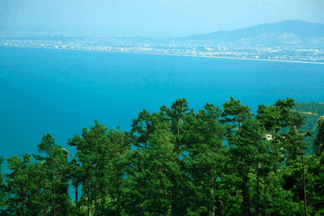 Nhìn từ đèo Hải Vân có thể thấy toàn bộ bờ biển thành phố Đà Nẵng. Ảnh: Đ.D